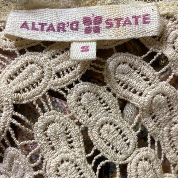 Altar’d State Lace Sleeveless Blouse - Picture 5 of 5